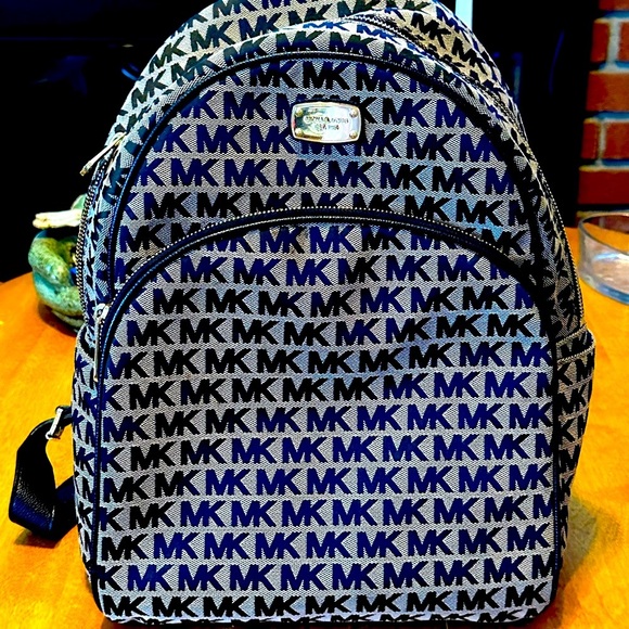 Michael Kors Black Jaquard Signature Canvas with Leather Straps Abbey Backpack - Picture 4 of 16